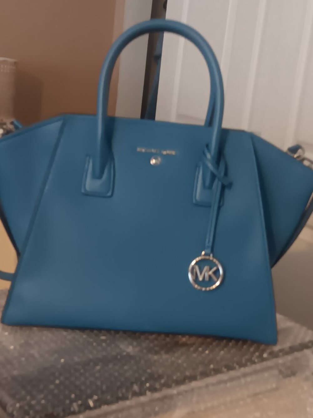Michael Kors Large Avril Satcel - Picture 8 of 8